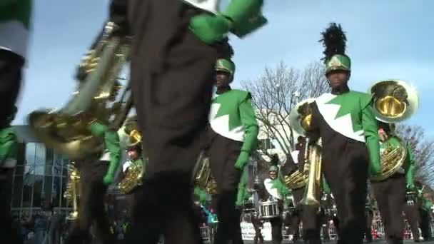 La banda de música actúa en el desfile — Vídeo de stock