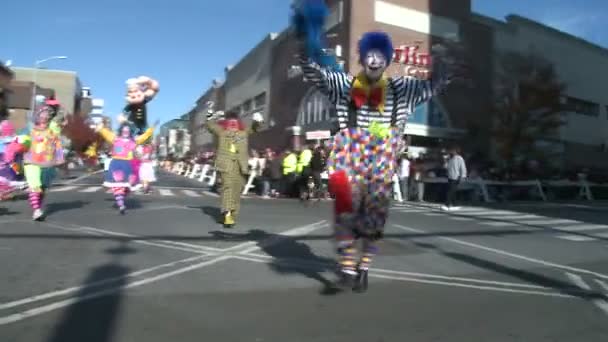 Клоуны в цветных костюмах на осеннем параде — стоковое видео