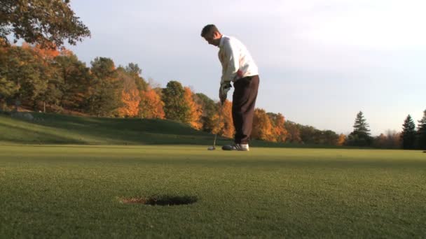 Man die golf speelt — Stockvideo