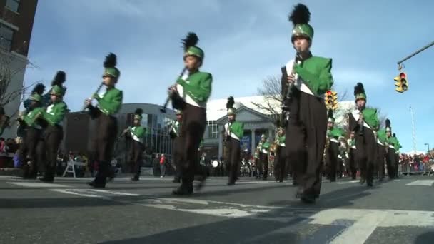 Marching band uppträder på parad — Stockvideo