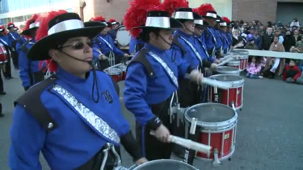 Bateristas en banda de marcha — Vídeos de Stock