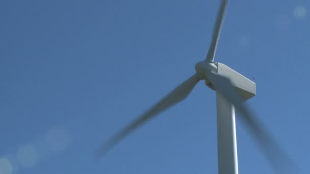 Větrná turbína vytváří energii — Stock video