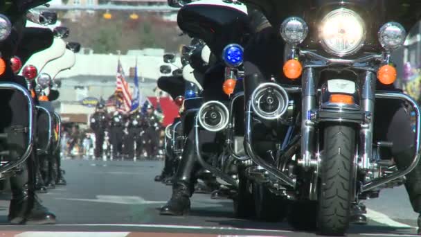 Autocaravana de la policía durante un desfile de otoño — Vídeo de stock