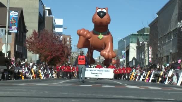 Ballon Scooby Doo au défilé — Video