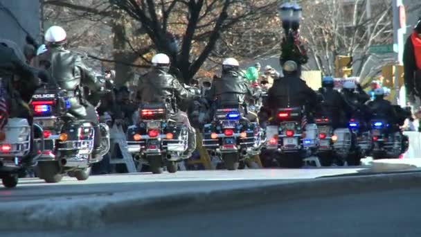 Motorcade policji podczas parady upadku — Wideo stockowe