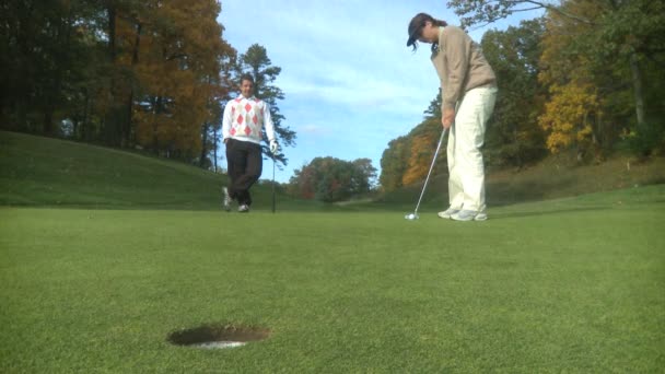 Casal jogando golfe — Vídeo de Stock