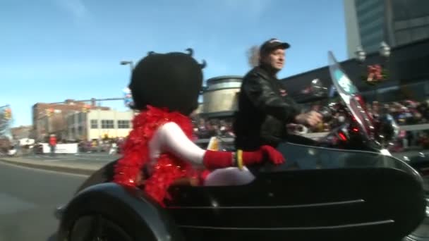 Betty Boop teken op parade — Stockvideo