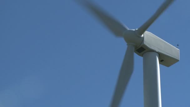 Rüzgar Türbini enerji oluşturur — Stok video