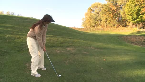 Γυναίκα που παίζει γκολφ — Αρχείο Βίντεο