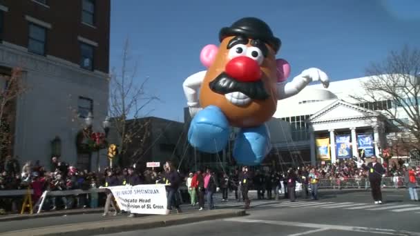 Mr. Potato Head ballong på parad — Stockvideo