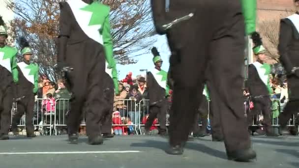 La banda de música actúa en el desfile — Vídeo de stock