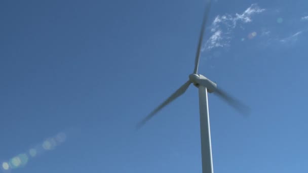 Ветряная турбина создает энергию — стоковое видео
