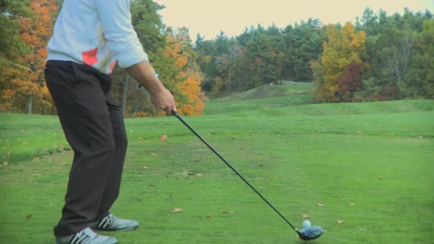 Homme jouant au golf — Video