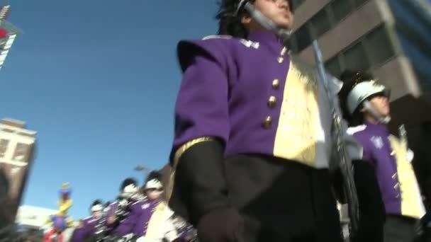 Марширующий оркестр на ходу на параде — стоковое видео