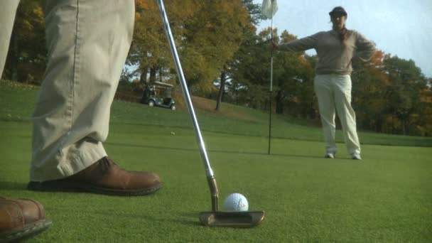 Pareja jugando al golf — Vídeos de Stock