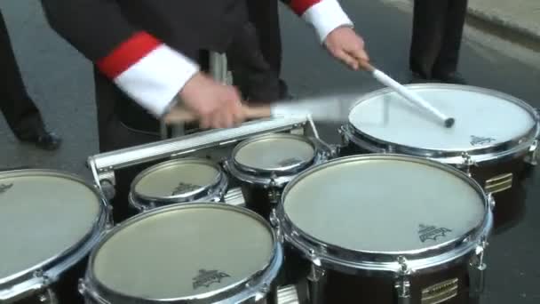 Bubeníci v pochodové kapele na podzim parade — Stock video