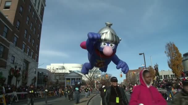 Гигантский шар Супер Гровера на параде — стоковое видео