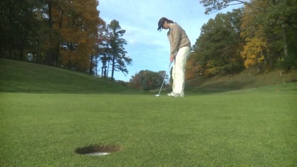 Femme jouant au golf — Video