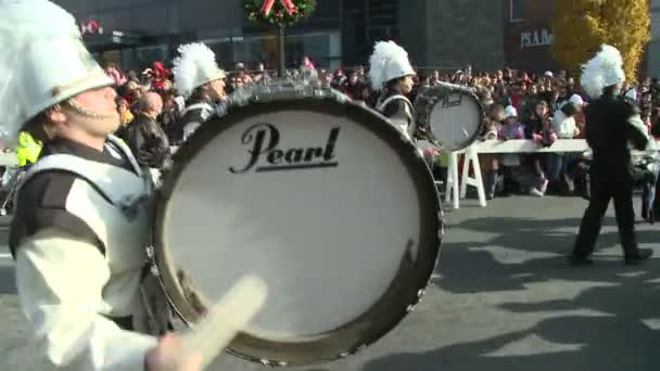 Drumline utföra på hösten parad — Stockvideo