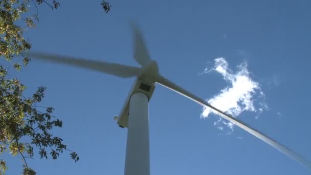 Turbina eólica crea energía — Vídeos de Stock