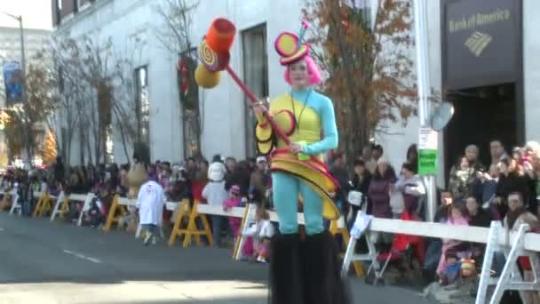 Клоун на ходулях во время парада — стоковое видео