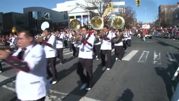 Banda de marcha toca música festiva — Vídeo de stock