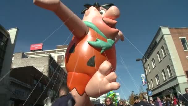 Balão Fred Flintstone no desfile — Vídeo de Stock