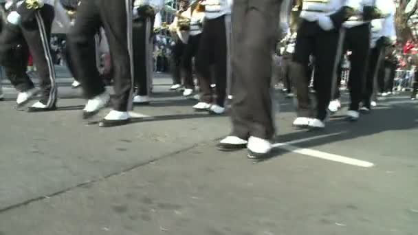 Pies de banda de marcha en el desfile — Vídeos de Stock