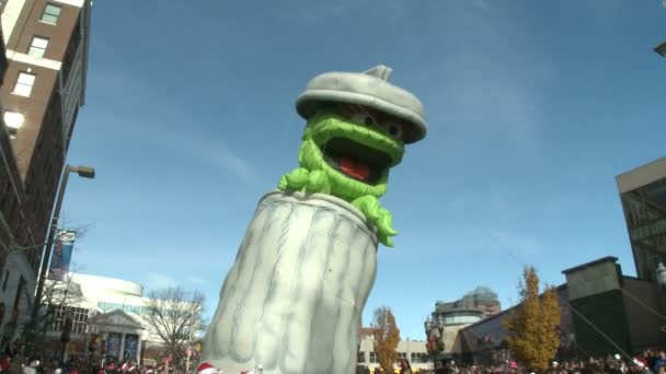 Giant Oscar the Grouch balloon — Stock Video