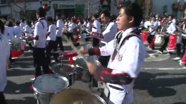 Banda de marcha toca música festiva — Vídeo de stock