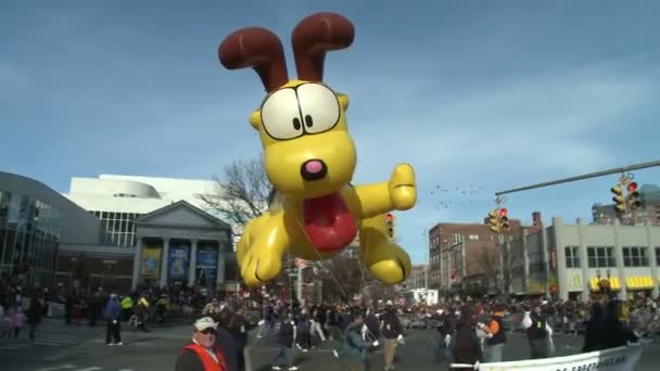 Balão gigante Odie no desfile — Vídeo de Stock