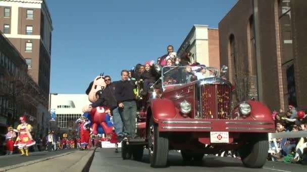 Oude school brandweerwagen op parade — Stockvideo