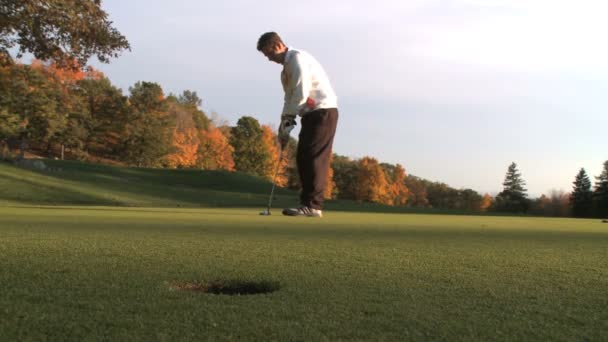 Mann spielt Golf — Stockvideo