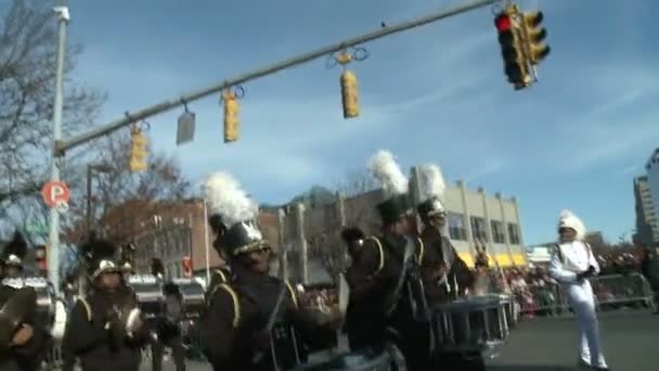 Banda de marcha de secundaria en el desfile — Vídeos de Stock