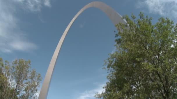 Gateway Arch in de stad van St. Louis — Stockvideo