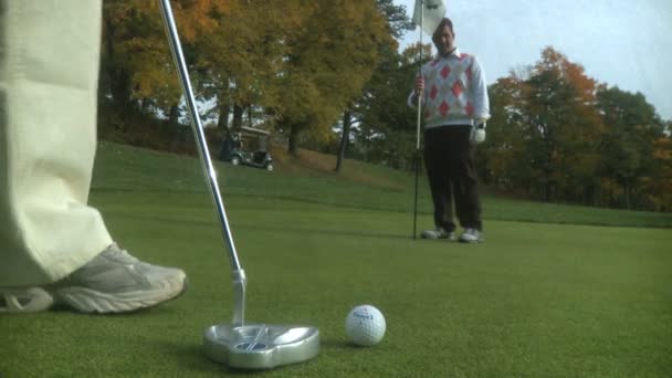 Casal jogando golfe — Vídeo de Stock