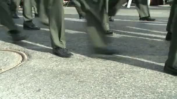 Militar marchando pies en el desfile de otoño — Vídeo de stock