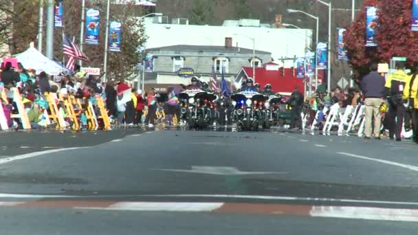 Autocaravana de la policía durante un desfile de otoño — Vídeo de stock