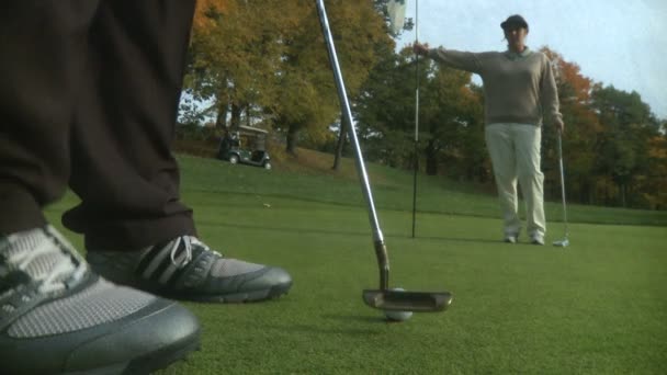 Paar spielt Golf — Stockvideo