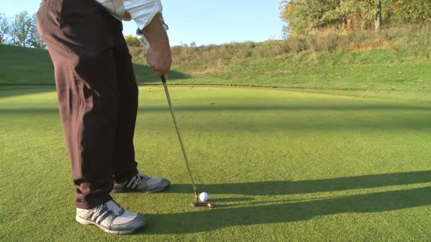 Man die golf speelt — Stockvideo