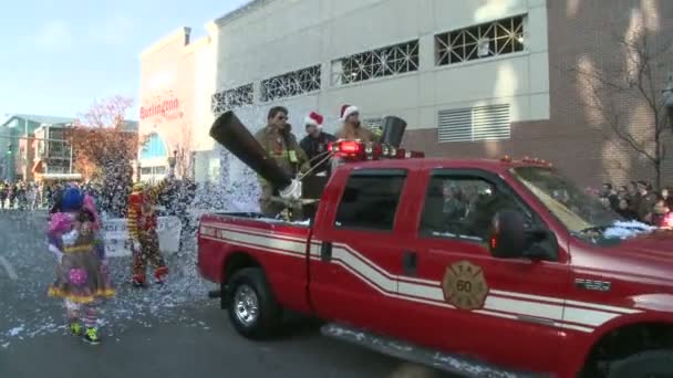 Clowns en confetti op parade — Stockvideo