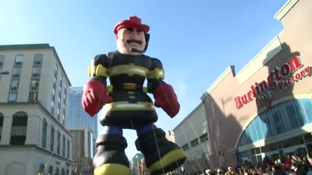 Giant μπαλόνι Nyc πυροσβέστης σε παρέλαση — Αρχείο Βίντεο
