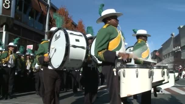 Los bateristas comienzan las festividades de desfile — Vídeo de stock