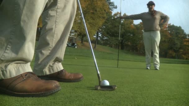 Casal jogando golfe — Vídeo de Stock