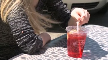 Bir kız bir kaldırım Café pipet (1 / 2 ile bir içki ile)