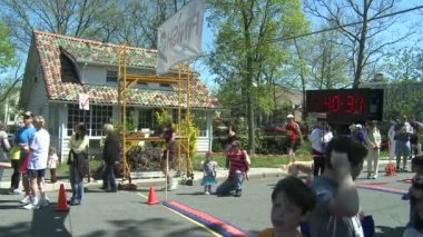 Maraton koşucular bitiş çizgisine çapraz