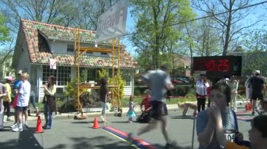 Maraton koşucular bitiş çizgisine çapraz