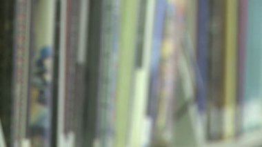 Kitap bir raf kütüphanede (1 / 2)