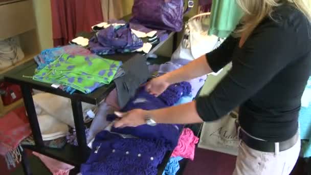 Prodavače skládáním svetry na displeji — Stock video