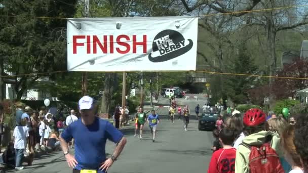 Maratona corredores cruzando a linha de chegada — Vídeo de Stock